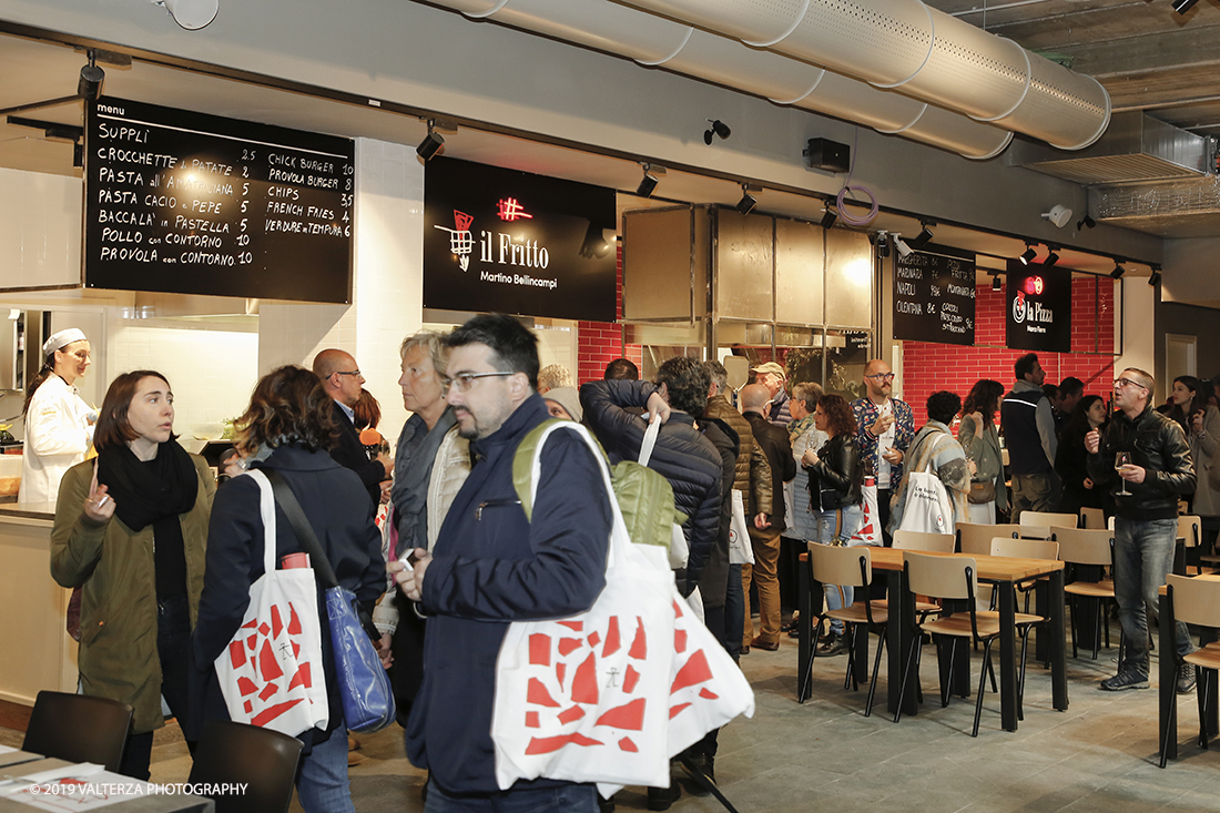 _X9B7656 copia.jpg - 13/04/2019. Torino. Apertura , nell'ex Palazzo Fuksas, del Mercato Centrale nel quartiere di Porta Palazzo, da un'idea di Umberto Montano imprenditore della ristorazione. Nella foto  visitatori del nuovo Mercato Centrale.